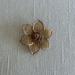 Gold Tone Mesh Floral Brooch